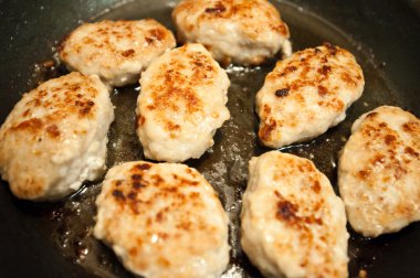 Beşamel sos tava üzerinde kapatın.