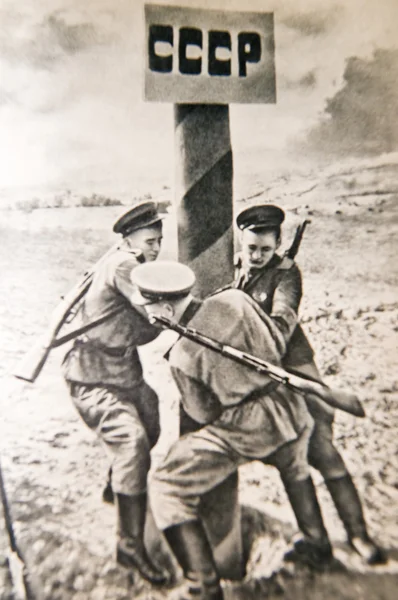Soviet solders set boundary post on march 1944, Soviet-Romanian border. — Stock Photo, Image
