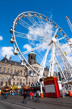 Amsterdam-Nisan 27: Dam Meydanı ve Kraliyet Sarayı 27 Nisan 2015 Kral'ın gün sırasında arka planda Amsterdam, Hollanda.