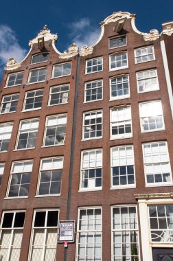 Amsterdam, Hollanda-Nisan 27: Cephe tipik Amsterdam mimarisi ve 27 Nisan 2015 tarihinde appartments Amsterdam, Hollanda.