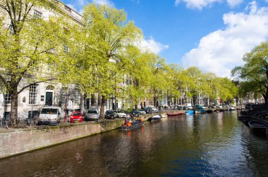 Bahar Nehri boyunca teknelerle Amsterdam kanal. Hollanda.