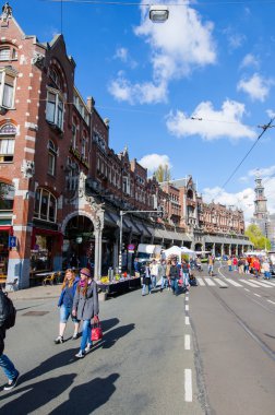 Amsterdam, Hollanda-Nisan 27: Raadhuisstraat sokak Westerkerk arka planda ile Kral'ın gün Nisan günü boyunca Amsterdam'da 27,2015.