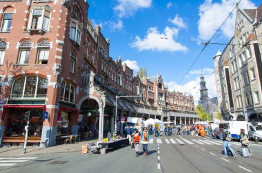 Amsterdam, Hollanda-Nisan 27: Raadhuisstraat sokakta Kral'ın gün Nisan arka planda Westerkerk şiş ile Amsterdam'da 27,2015.