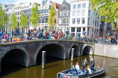 Amsterdam, Hollanda-Nisan 27: Ticaret Fuarı üzerinde 27 Nisan 2015 Kral'ın gününde köprüde Amsterdam, Hollanda.