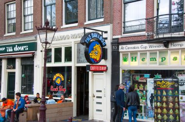 Amsterdam, Hollanda: Bulldog coffeeshop Amsterdam'da Nisan için şehir aşağı 27,2015, Hollanda.