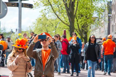 Amsterdam, Hollanda-Nisan 27: Yerli halk ve turistler Orange Nisan günü Kral'ın günü sokakta 27,27 Amsterdam.