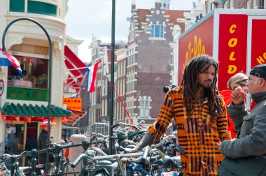 Amsterdam, Hollanda-Nisan 27: Kral'ın günü Nisan kırmızı ışık bölgesi çevresinde 27,27 Amsterdam.