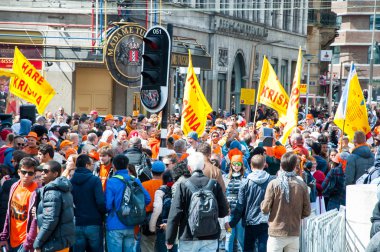 Amsterdam-Nisan 27: Yerli halk ve turistler Orange Nisan günü Kral'ın günü sokakta Amsterdam 27,2015.