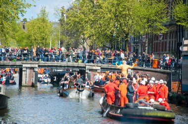 Amsterdam-Nisan 27: Kral'ın gün Nisan günü parti sınırsız bira ile Amsterdam kanalları aracılığıyla tekne 27,2015, Hollanda.