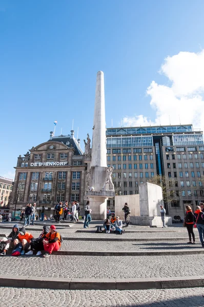 Amsterdam-April 27: Het National Monument op de dam tijdens King's dag op 27 April 2015, Nederland. — Stockfoto