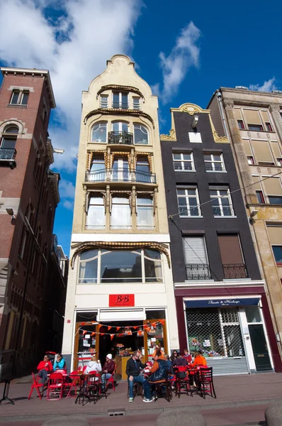 AMSTERDAM, PAÍSES BAJOS-ABRIL 27: Restaurante local en la calle Rokin durante el Día del Rey el 27 de abril de 2015 en Ámsterdam, Países Bajos . — Foto de Stock