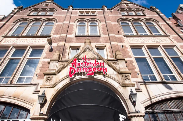 Fasáda atrakcí Amsterdamu Dungeon, divadlo hrůzy ukazují. Nizozemsko. — Stock fotografie