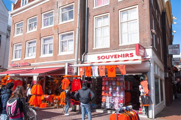 AMSTERDAM-ABRIL 27: Tienda de recuerdos en la calle Rokin durante el Día del Rey el 27 de abril de 2015 en Amsterdam, Países Bajos . — Foto de Stock