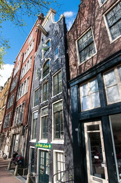 AMSTERDAM, PAÍSES BAJOS-ABRIL 27: Arquitectura y departamentos típicos de Ámsterdam el 27 de abril de 2015 en Amsterdam, Países Bajos . — Foto de Stock
