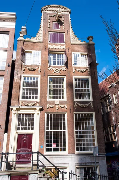 Amsterdam, Nizozemsko-duben 27: Amsterdamu 17.století architektura v dolů do města na 27 dubna 2015 v Amsterdamu, Nizozemsko. — Stock fotografie