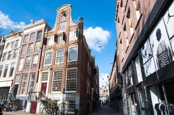 AMSTERDAM, PAÍSES BAJOS-ABRIL 27: Amsterdam architecture in the city center on abril 27, 2015 in Amsterdam, Netherlands . — Foto de Stock