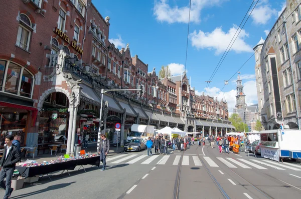AMSTERDAM, PAÍSES BAJOS 27 DE ABRIL: Calle Raadhuisstraat en el Día del Rey con Westerkerk al fondo el 27 de abril de 2015 en Ámsterdam . —  Fotos de Stock