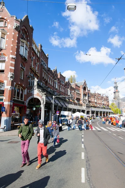 Amsterdam, Nederland-April 27: Raadhuisstraat straat overdag King's met westerse kerk op de achtergrond op April 27,2015 in Amsterdam. — Stockfoto