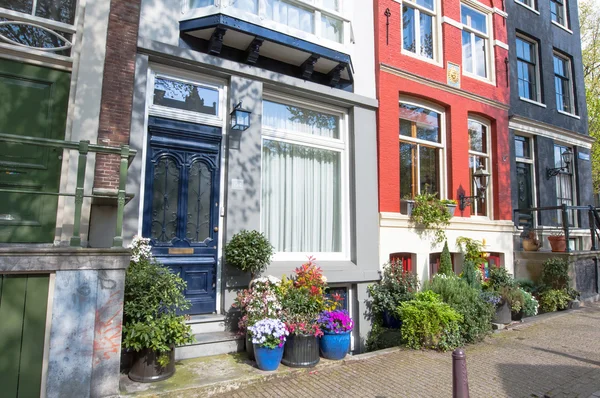 Amsterdam zona residencial en la parte baja de la ciudad conlas duchas fuera de los edificios. Países Bajos — Foto de Stock