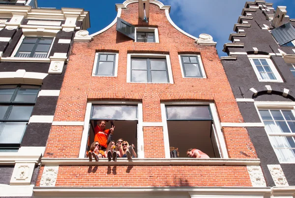 Amsterdam, Nizozemsko 27. dubna: Místní mládeže slavíme krále v centru města na 27 dubna 2015 v Amsterdamu. — Stock fotografie