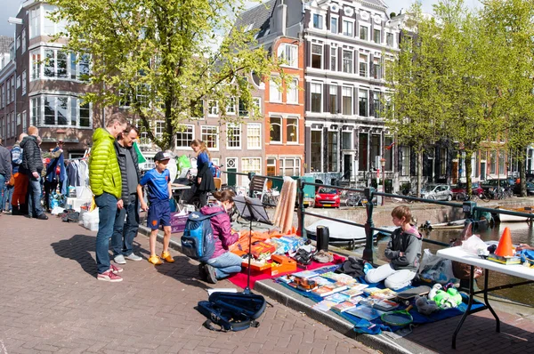 AMSTERDAM, PAÍSES BAJOS-ABRIL 27: Los lugareños muestran sus cosas viejas para la venta en el King 's Day el abril 27, 2015 en Amsterdam, Holanda . — Foto de Stock