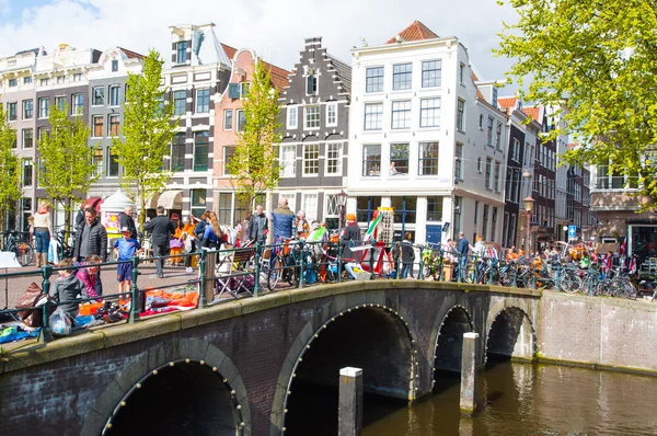 AMSTERDAM, PAESI BASSI-APRILE 27: La gente del posto mette in vendita le proprie cose il 27 aprile 2015 ad Amsterdam, Paesi Bassi . — Foto Stock