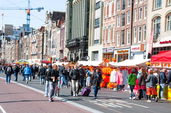 AMSTERDAM, NETHERLANDS: Rokin during the King 's Day on April 27,2015 in Amsterdam . — стоковое фото