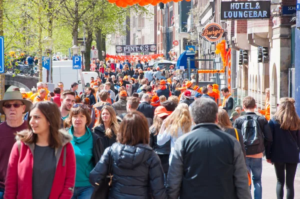 AMSTERDÃO, PAÍSES BAIXOS-ABRIL 27: Rua movimentada em torno do bairro da luz vermelha no Dia do Rei em abril 27,27 em Amsterdã . — Fotografia de Stock