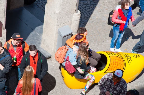 Amsterdam, Nederland-27 April: Locals en toeristen hebben een leuke op straat op Konings dag op April 27,27 in Amsterdam. — Stockfoto