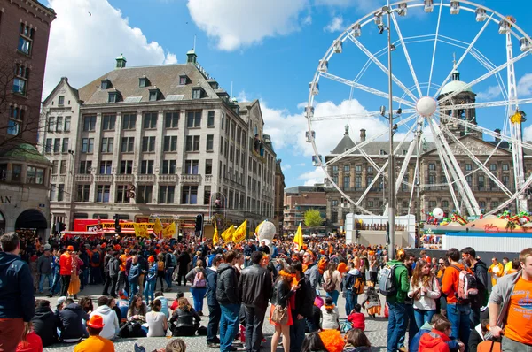 АМСТЕРДАМ-АПРЕЛЬ 27: Толпа людей в оранжевом цвете на площади Дам во время Дня короля 27 апреля 2015 года в Амстердаме, Нидерланды . — стоковое фото