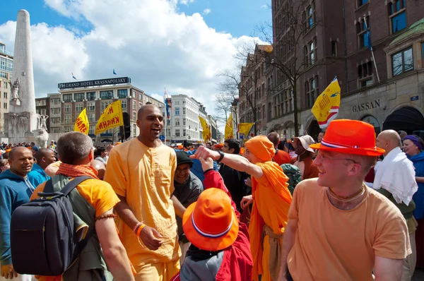 AMSTERDAM,NETHERLANDS-APRIL 27: People in traditional orange on Dam Square during King's Day on April 27,27 in Amsterdam, the Netherlands. — Stock Photo, Image