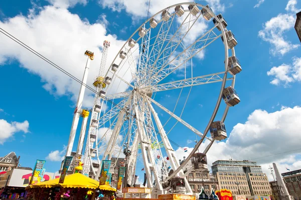 AMSTERDÃO, PAÍSES BAIXOS-ABRIL 27: Big wheel on Dam Square on King 's Day on April 27,2015 in Amsterdam . — Fotografia de Stock