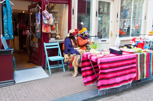 Amsterdam, Hollanda-Nisan 27: Yerel halkın görüntülemek onların şeyler Satılık Kral'ın günü 27 Nisan 2015 Amsterdam, Hollanda. — Stok fotoğraf