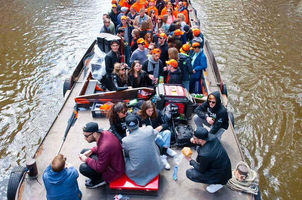 AMSTERDAM,NETHERLANDS-APRIL 27: Party Boat with unlimited beer, soda and wine aboard on King's Day on April 27,2015. — Stock Photo, Image