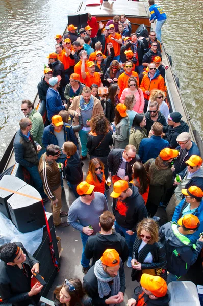 AMSTERDAM, PAESI BASSI-27 APRILE: Festa in barca lungo i canali di Amsterdam durante la Giornata del Re il 27 aprile 2015 ad Amsterdam . — Foto Stock