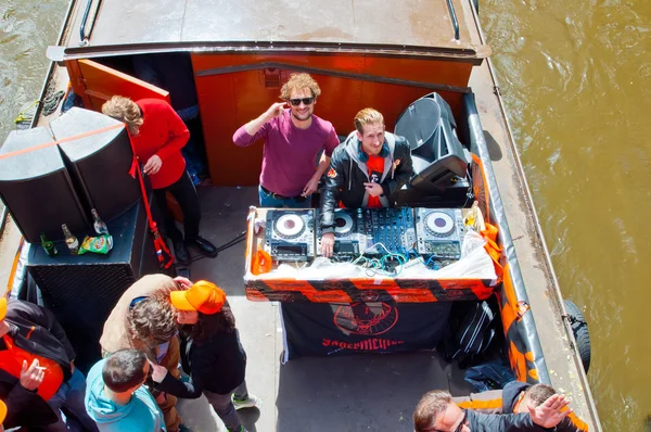 AMSTERDAM,NETHERLANDS-APRIL 27: DJ plays music on boat party on Amsterdam canal during King's Day on April 27,2015 in Amsterdam. — Stock Photo, Image