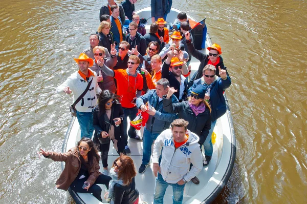 Amszterdam, Hollandia-április 27: Boat party King's nap április folyamán 27,2015 Amszterdamban. — Stock Fotó