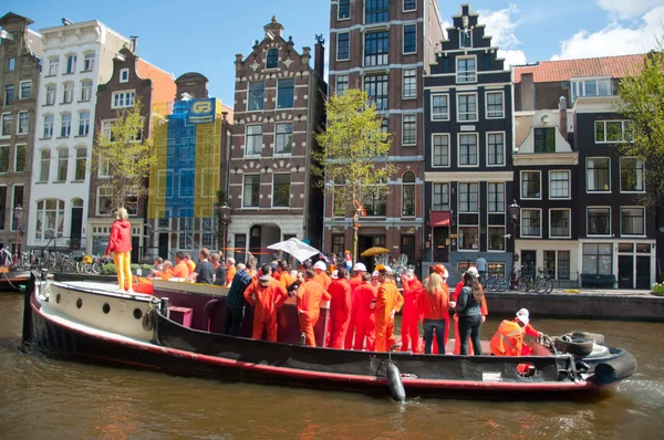 AMSTERDAM, NETHERLANDS-APRIL 27: Boat party with DJ on a boat, Amsterdam canal during King 's Day on April 27,2015 . — стоковое фото