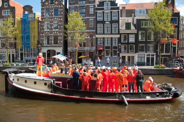 AMSTERDAM,NETHERLANDS-APRIL 27: Boat party on Amsterdam canal during King's Day on April 27,2015 in Amsterdam. — Stock Photo, Image