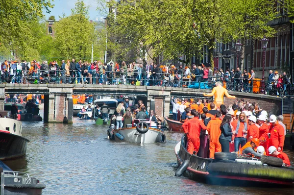 AMSTERDAM, PAÍSES BAJOS-ABRIL 27: Fiesta en barco por los canales de Ámsterdam con cerveza ilimitada durante el Día del Rey el 27 de abril de 2015 . — Foto de Stock