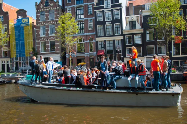 AMSTERDAM, NETHERLANDS-APRIL 27: Boat party along Amsterdam 's canals during King' s Day on April 27,2015 in Amsterdam . — стоковое фото
