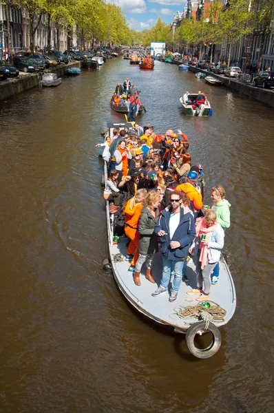 Amsterdam-April 27: Mensen op partij boot met onbeperkte bier, frisdrank en wijn aan boord van op King's dag op April 27,2015. — Stockfoto