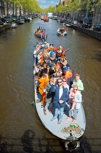 AMSTERDAM,NETHERLANDS-APRIL 27: People on Party Boat with unlimited beer, soda and wine aboard on King's Day on April 27,2015. — Stock Photo, Image