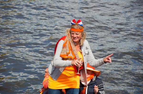 AMSTERDAM-27 APRILE: Partecipante attivo alla festa in barca durante la Giornata del Re il 27 aprile 2015 ad Amsterdam, Paesi Bassi . — Foto Stock