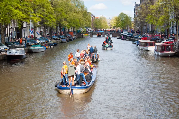 AMSTERDAM,NETHERLANDS-APRIL 27: Boat party along Amsterdam's canals during King's Day on April 27,2015. — Stock fotografie