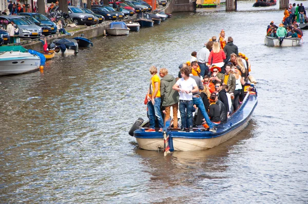 AMSTERDAM,NETHERLANDS-APRIL 27: Boat party along Amsterdam's canals during King's Day on April 27,2015. — Stockfoto