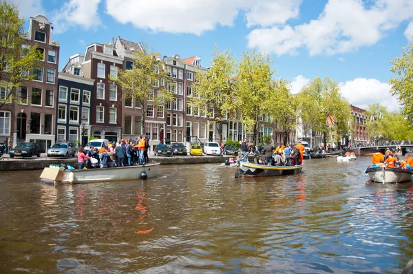 AMSTERDÃO, PAÍSES BAIXOS-ABRIL 27: Canal de Amsterdã cheio de barcos durante o Dia do Rei em 27 de abril de 2015, Holanda . — Fotografia de Stock