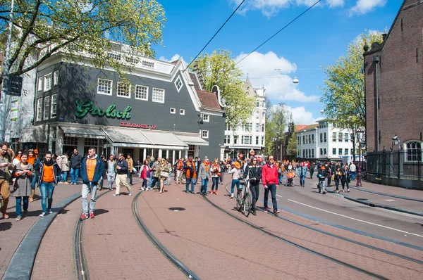 AMSTERDAM-ABRIL 27: Multitud de personas celebra el Día del Rey en la calle Amsterdam el 27 de abril de 2015 . — Foto de Stock
