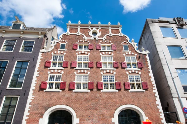 Traditional Amsterdam apartment house in down town. Holland. — Stock fotografie