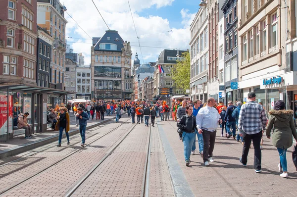AMSTERDAM-APRIL 27: Crowd of people celebrate the King's Day on Rokin street on April 27,2015. — Stockfoto